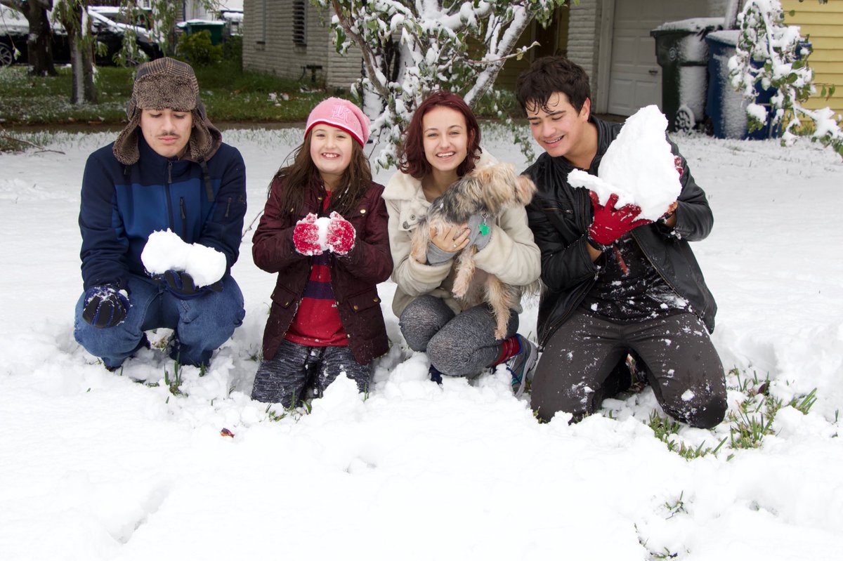 _ashmatch's tweet image. We can never take a good family photo 🙄☃️❄️