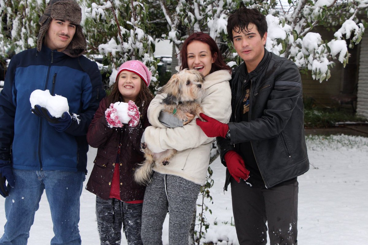 _ashmatch's tweet image. We can never take a good family photo 🙄☃️❄️