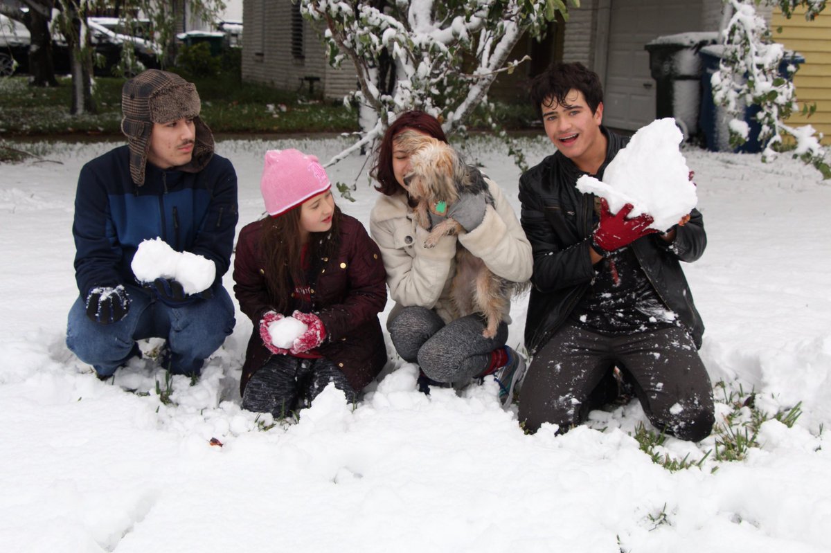 _ashmatch's tweet image. We can never take a good family photo 🙄☃️❄️