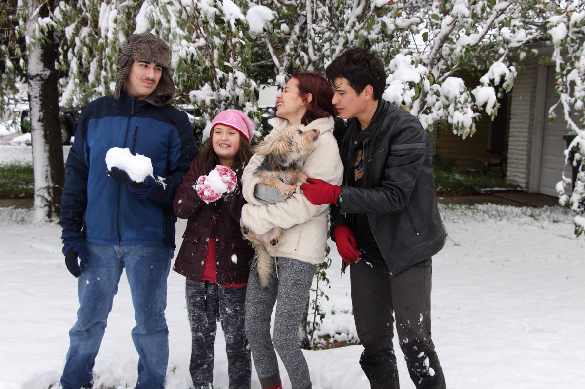 _ashmatch's tweet image. We can never take a good family photo 🙄☃️❄️