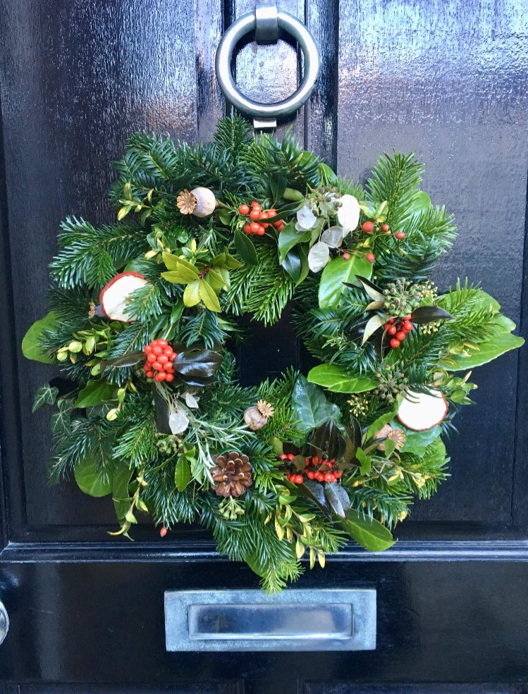 FaHarrogate's tweet image. Stunning wreath 🌿✨ from @wildbeeflowers finished off at home in style by Kim 👌🏻

#christmas2017 #wreath #stunning #harrogate #harrogatefoodassembly