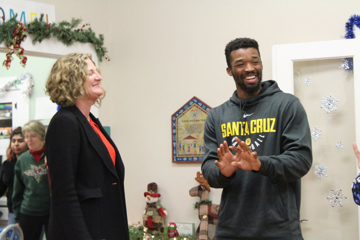 CASASCruz's tweet photo. Holiday parties at CASA this week were awesome! Many thanks to all of our donors and supporters! @GLeagueWarriors @calgiantberries @BDayCakes4Free #CASAworks https://t.co/UNJ8VtsYsE