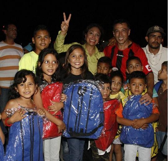 Dando inicio a la Navidad el alcalde <a href="/josbarreras/">José Barreras</a>   junto a <a href="/SobellaMejias/">Sobella Mejías</a>  entregaron mas de 500 morrales a niños de la Comunidad la Piedad Sur
