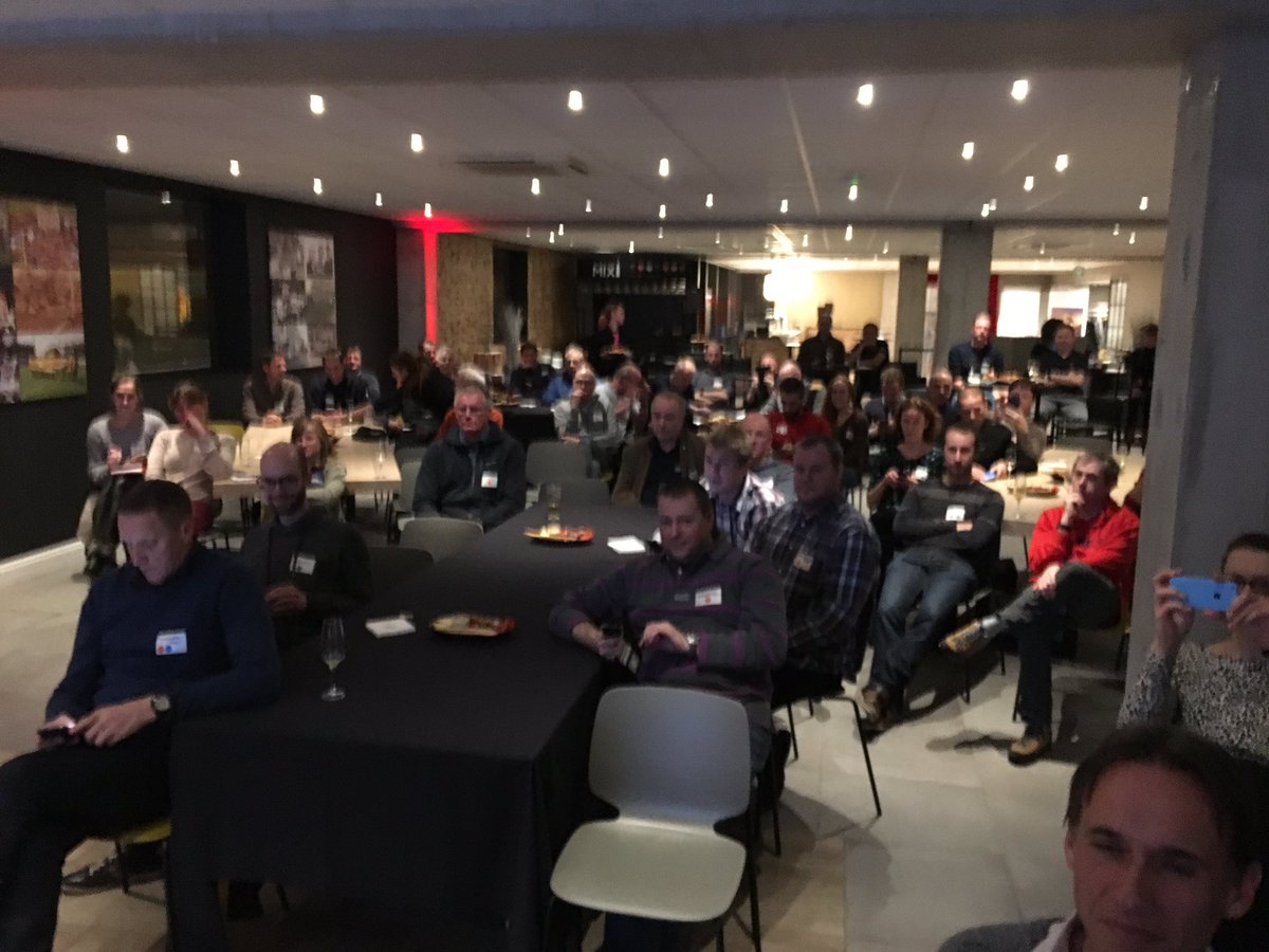 Sfeerfoto van de kick-off 2018 met de docenten van <a href="/VTS_tweets/">Vlaamse Trainersschool</a> bij <a href="/kvmechelen/">KV Mechelen</a> met o.a. Speak-up van Ilse Van Hoecke en actuele topics voor de docenten #trotsedocent #samenmeertrainersbeteropleiden