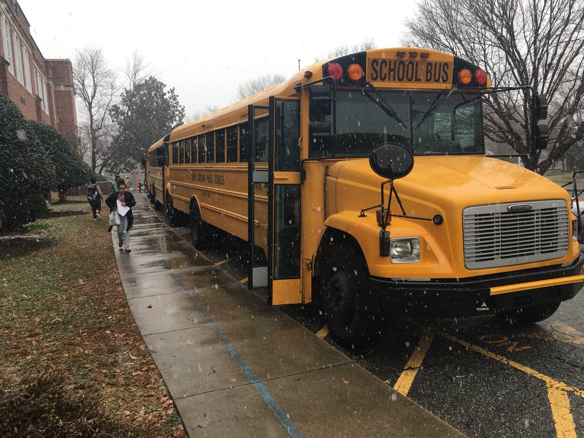 ConeCougars's tweet photo. Dismissal in the snow. Kids are loving it! #coneelem #firstsnow https://t.co/g1qGZeMl7w