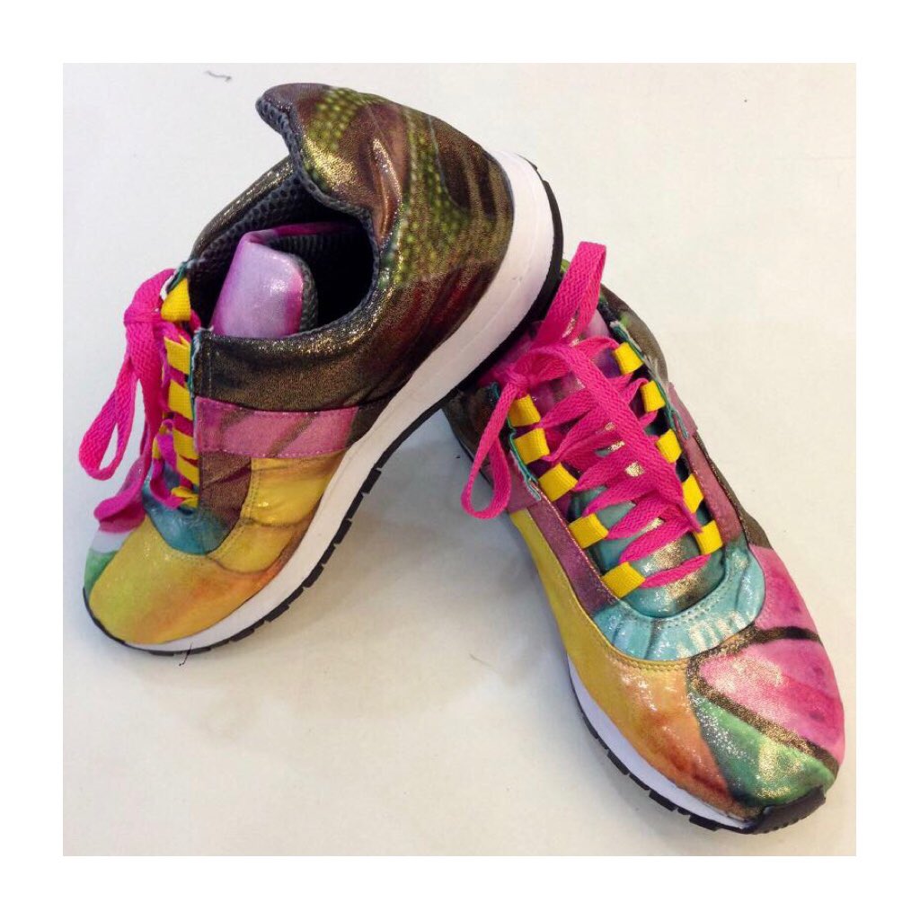 Sneakers para todo 🍍🍉 #PalenquerasUrbanas by #HernanZajar Disponibles en pre order $350.000 COP (10 días de entrega)