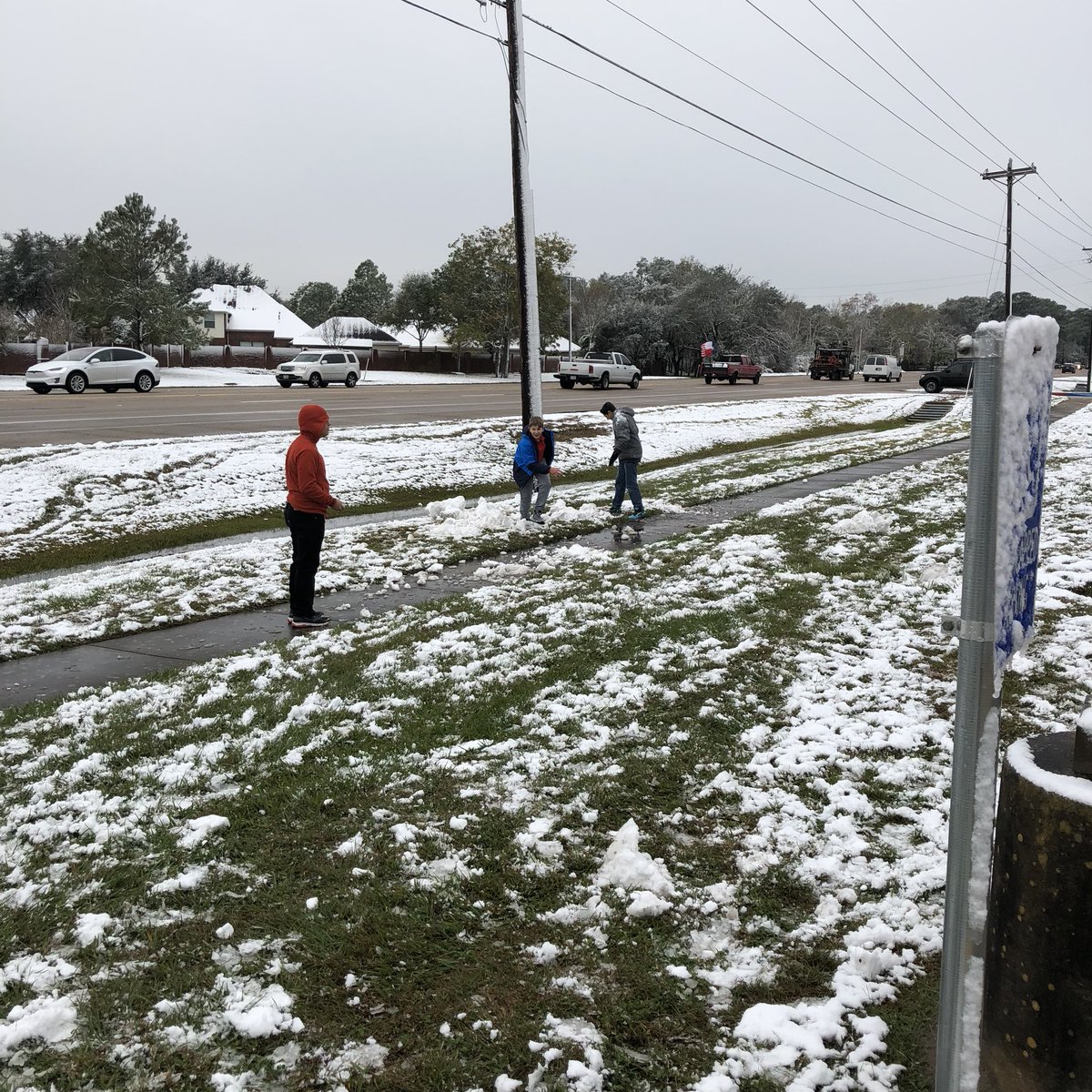 ESchmidt_Math's tweet photo. What a fun way to start the day @Creekside_Int #snowday2017 https://t.co/tpDScXIoWj