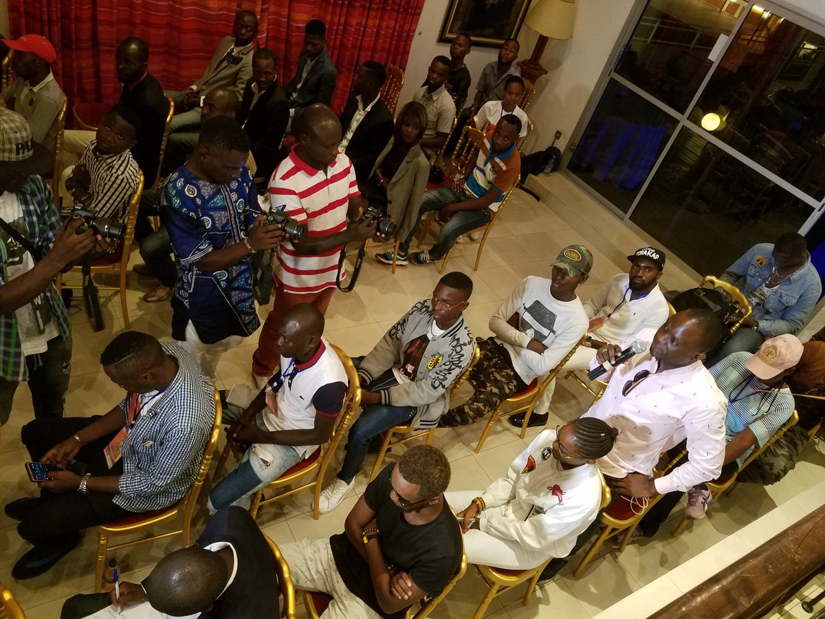 TENOR_officiel's tweet photo. #ChezMoiAuCongo : La Conférence de Presse a eu lieu ce soir au Victory Palace de Pointe Noire. Rendez vous demain au STADE KOKOLOKOPA dès 15H.
#Ponton #Congo #Concert https://t.co/5mwLTMIeaz