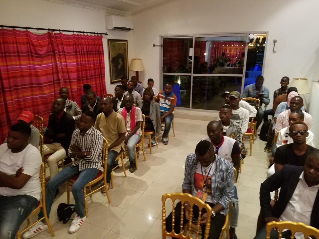 TENOR_officiel's tweet photo. #ChezMoiAuCongo : La Conférence de Presse a eu lieu ce soir au Victory Palace de Pointe Noire. Rendez vous demain au STADE KOKOLOKOPA dès 15H.
#Ponton #Congo #Concert https://t.co/5mwLTMIeaz