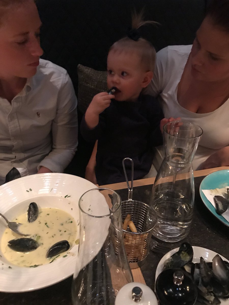 Alma 1,5 år äter moules, frågan är om det är mitt barn eller om <a href="/Edward_Blom/">Edward Blom</a>  är pappa!