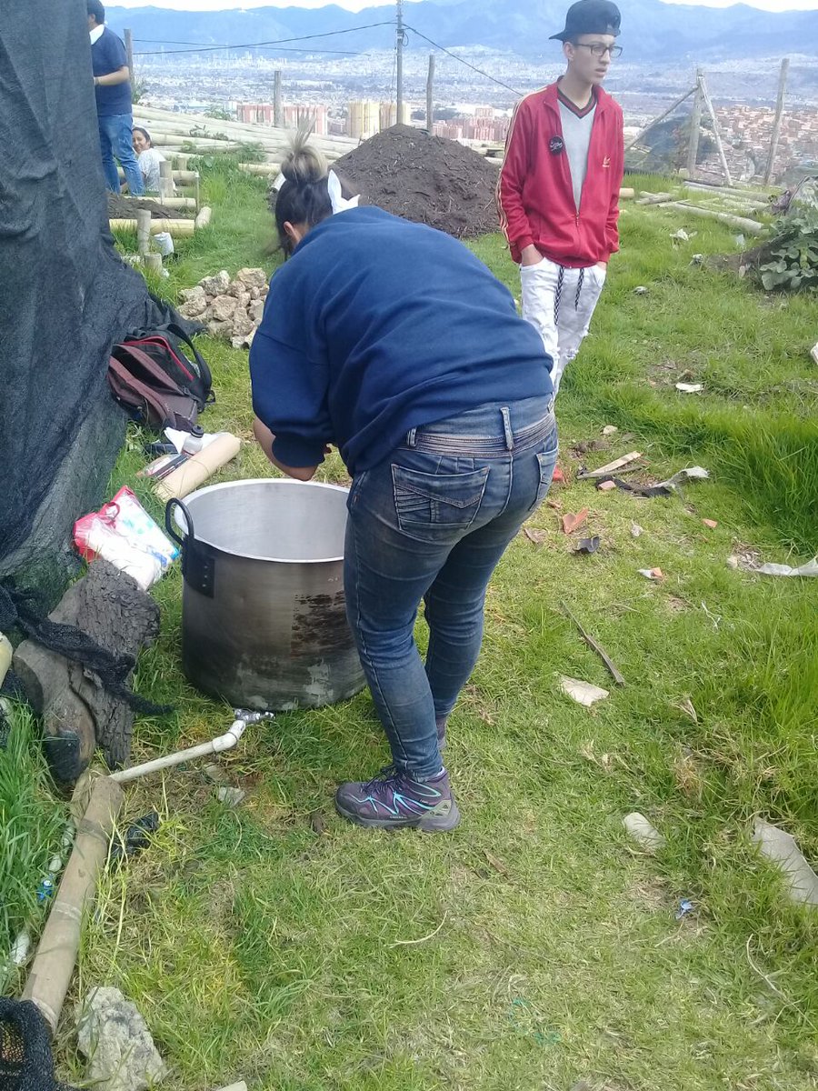 AndresSalazarUN's tweet photo. #BuenViernes 
En zona rural de Bogotá avanza junto a comunidad, tercera brigada del voluntariado de paz de @FEUColombia y @VoluntariadoPaz 
En Universidades, campos y barrios estudiantes somos #VoluntadDePaz https://t.co/jfqgZ3b5l5