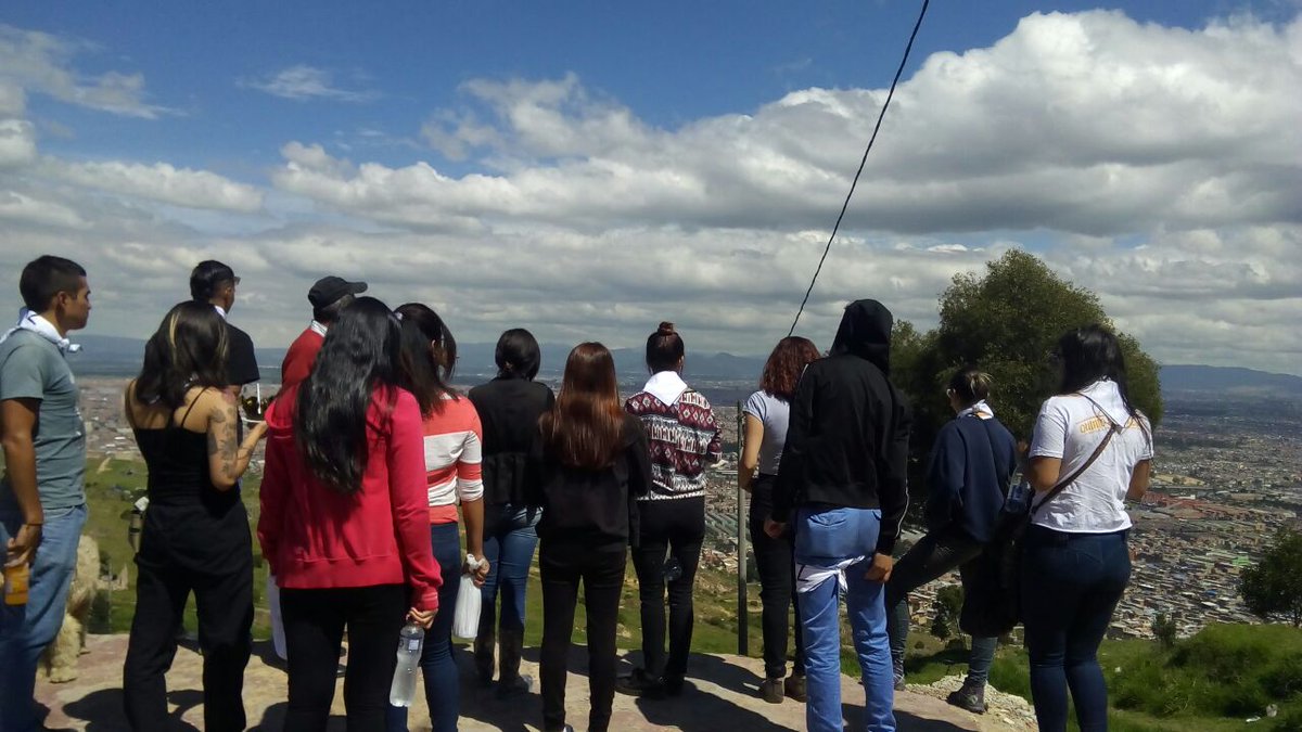 AndresSalazarUN's tweet photo. #BuenViernes 
En zona rural de Bogotá avanza junto a comunidad, tercera brigada del voluntariado de paz de @FEUColombia y @VoluntariadoPaz 
En Universidades, campos y barrios estudiantes somos #VoluntadDePaz https://t.co/jfqgZ3b5l5