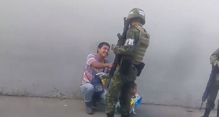 RicardoAlemanMx's tweet image. Mientras esto ocurría, AMLO y su claque decían que los militares sólo son máquinas de matar... 
laotraopinion.com.mx/articulo/video…