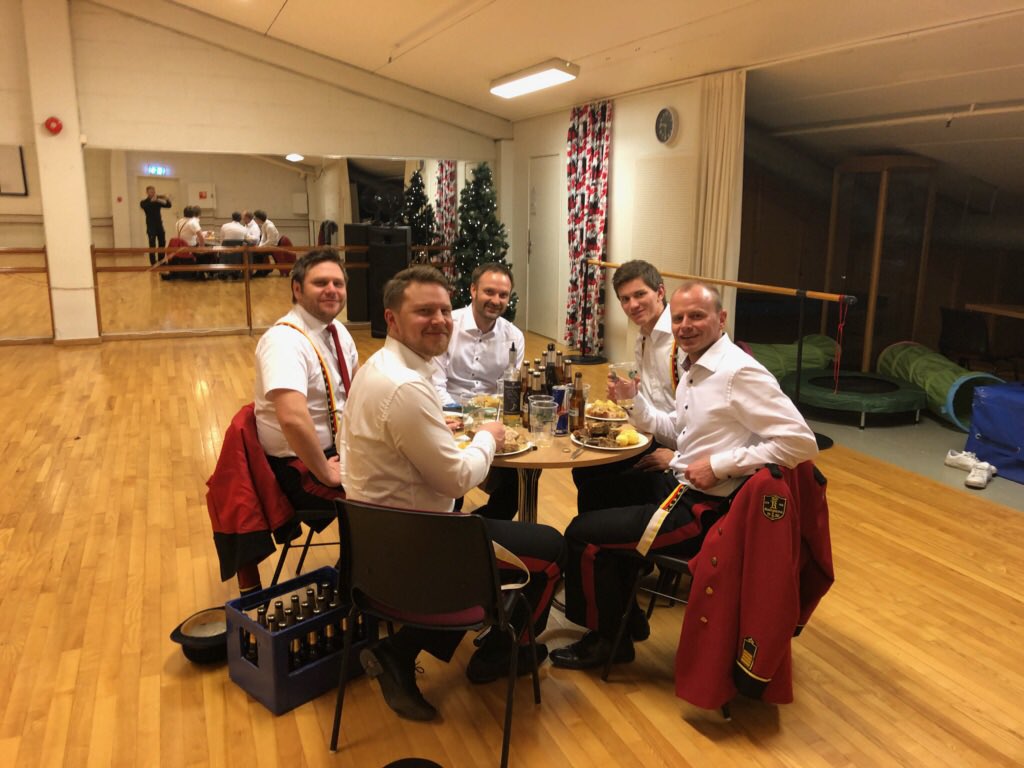 Pornorekka's tweet photo. 21.31: @CCCowboys_ var så vennlige og tok et bilde av oss! #juletrepårideren https://t.co/16sv2A7bkE