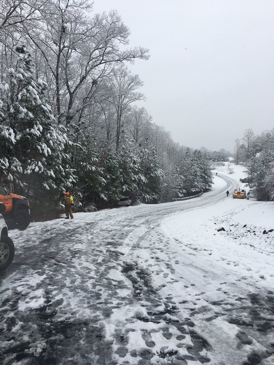 Lbleisath's tweet photo. Grizzlies are always making sure our kids are safe! Great job Mr. Wilson for helping to clear the roadway and going above and beyond! 🐻❄️🌨 https://t.co/CUfqNruD8z