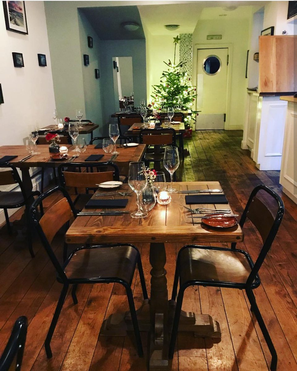 jukeandloe's tweet photo. Friday service at the ready! 🌹🎄🍴🥂 #fridayfeeling  #festive #december  #christmastree  #sheffieldissuper  #sheffieldissuper https://t.co/zZb952PHCY