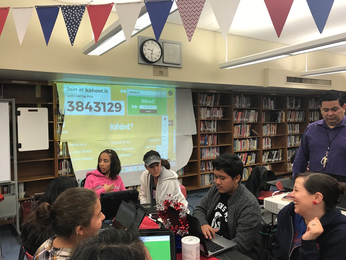 SimonsPUSD's tweet photo. Kahoots competition during mentor breakfast. #proudtobePUSD #simonspusd #digitalsimons https://t.co/raxXemJdsg