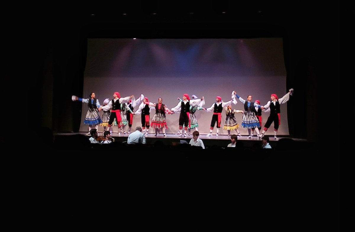 PlatArtistic's tweet photo. Magnífic ball de gitanes per part del @EsbartSMarcal a l'ateneu de #Cerdanyola. Felicitats! https://t.co/8MVCPiYX98