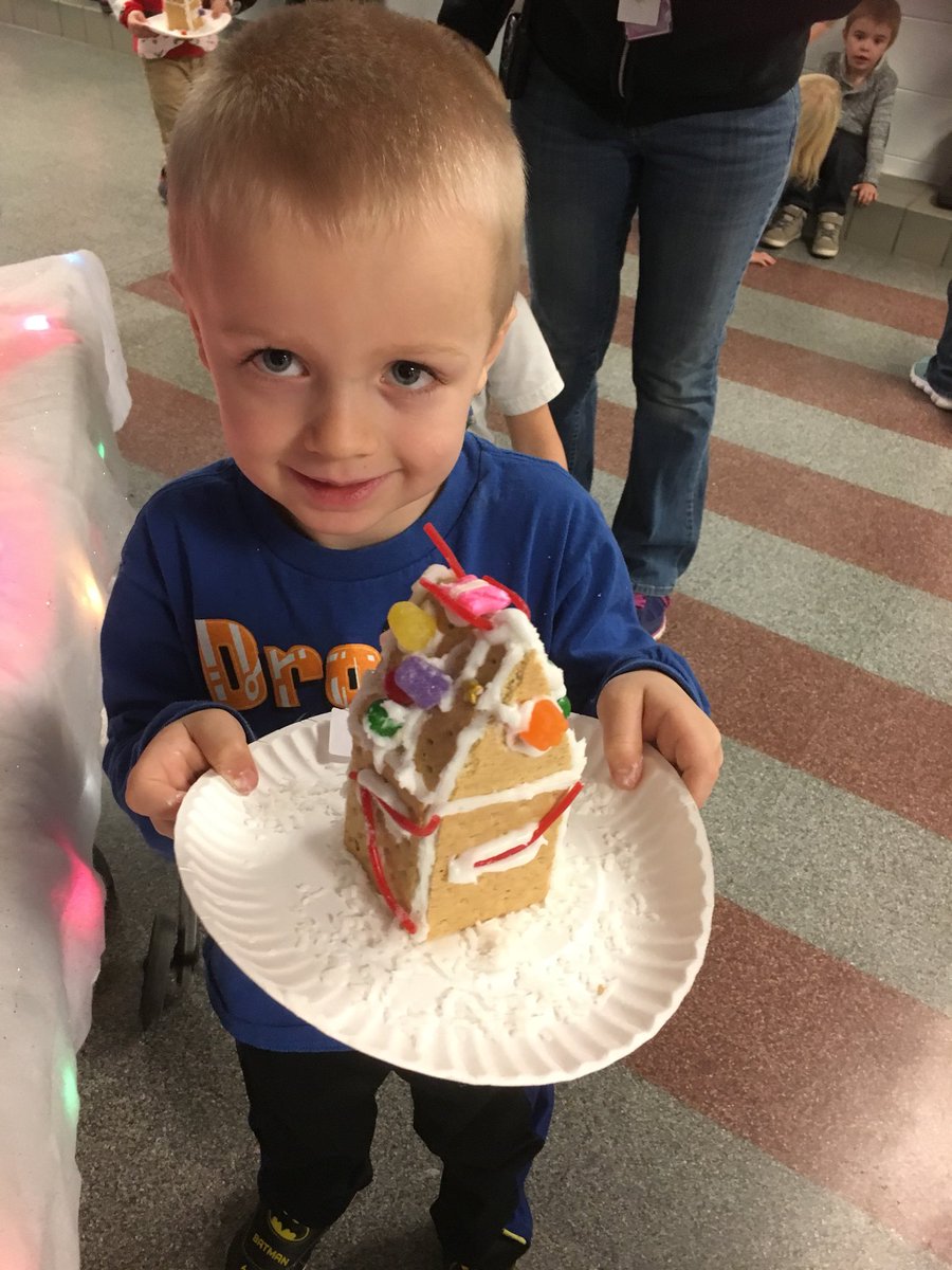 BCSD_NickKaiser's tweet photo. Gingerbread house extravaganza in ELC!! https://t.co/134yXmMVIK