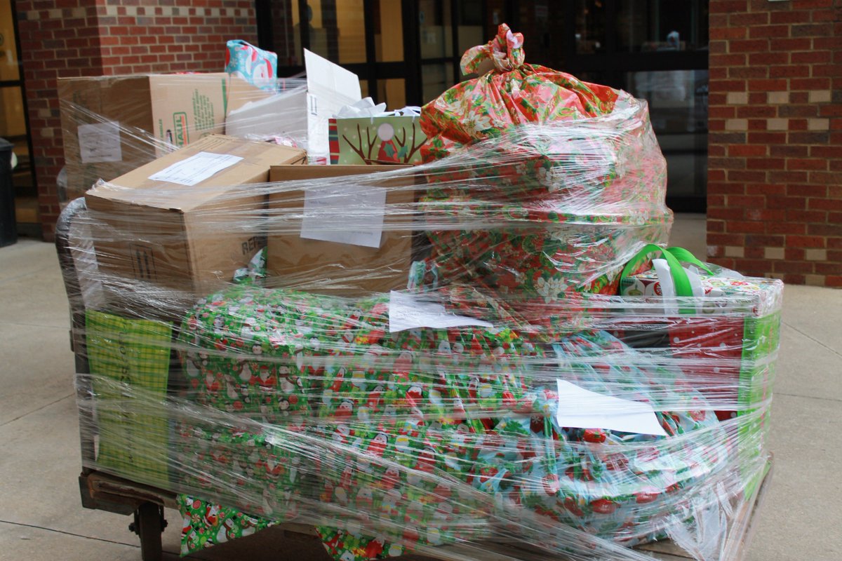 AultmanHealth's tweet image. This week, employees from both Aultman and @AultCare worked with A Community Christmas of Stark County to spread a little holiday cheer to local families.

Thank you to everyone who got involved in this year's event!