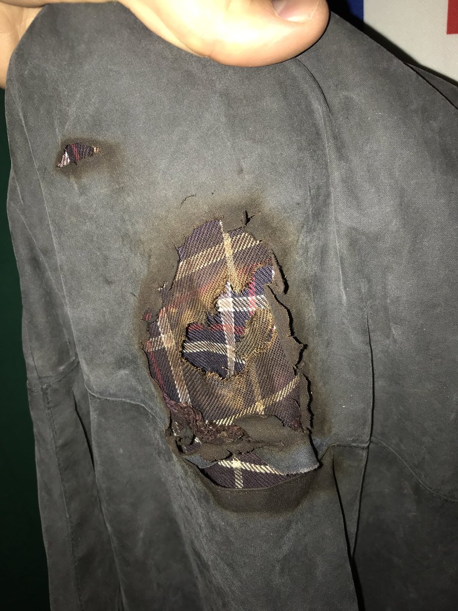 Það kveiknaði í jakkanum mínum áðan. Kerti í gluggakistu og það logaði.