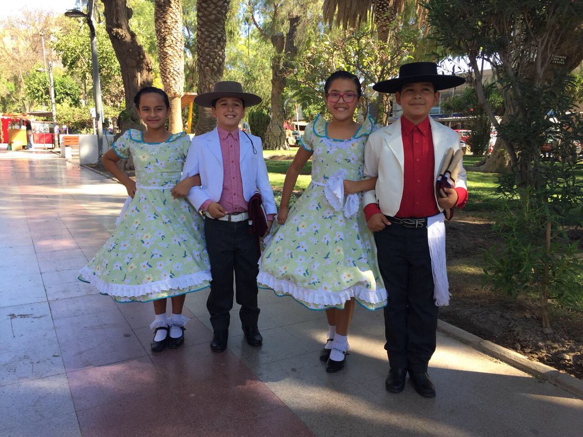 CopiapoLca's tweet photo. Aniversario de Copiapó, preparando pie de cueca, Trinares de La Merced del Liceo Católico Atacama https://t.co/pKgu9wDMGB