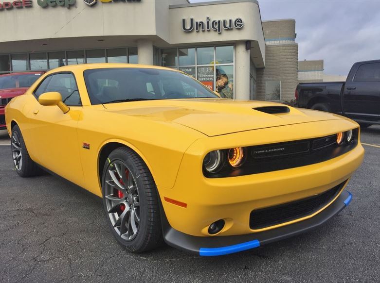 UniqueChrysler's tweet image. Would you get the Dodge Challenger in Manual or Automatic? #HappyFriday #ManualVsAutomatic #Challenger