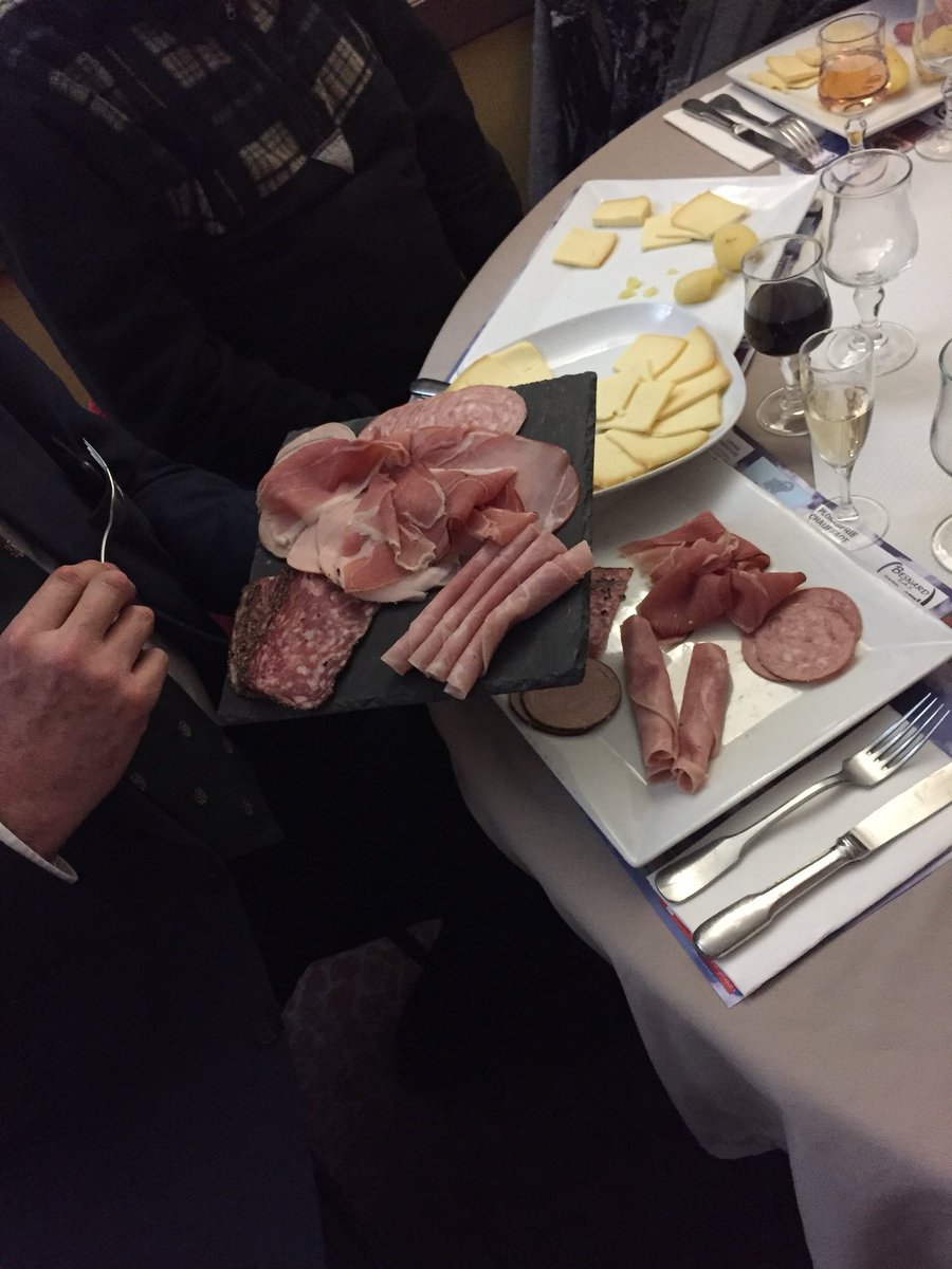 KiefferALC's tweet photo. Après la réunion @FN_officiel du canton de #Rostrenen #fn22, c’est raclette patriotique !
😉👍🇫🇷 https://t.co/ZbQSIRNe5Y