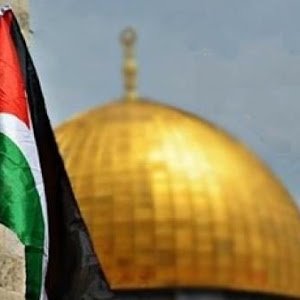medahsissene's tweet photo. Declaración d Trump es irresponsable e incendiaria. Rompe puentes para diálogo y paz.300palestinxs heridxs, 1muerto.Cuánta sangre palestina debe ser derramada para q el mundo diga basta?!! #jerusalencapitaldepalestina #TrumpResignNOW #PalestinaLibre 
@BDSCatalunya @Palestina_cat https://t.co/N3Z4oAvIhD