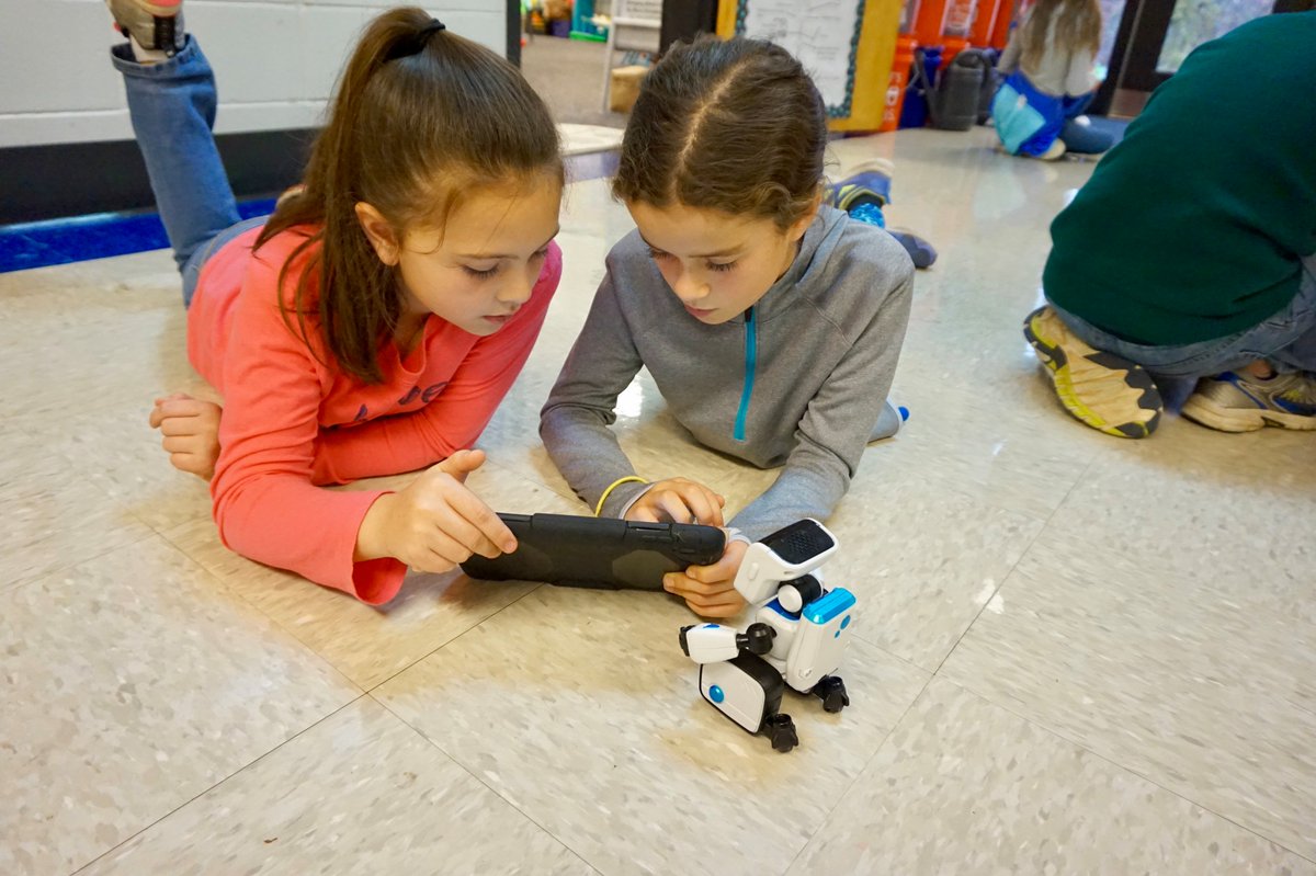 Lauren_Hut_SEO's tweet image. codeorg: RT TonyMcCullers: The students CFESmustangs participated in the #GeorgiaDayOfCode. Binary coding in Kindergarten, Python coding in 5th grade, and robot programming in 3rd grade were just a few of the great activities.  What a fun Friday!  TAG_Ed…