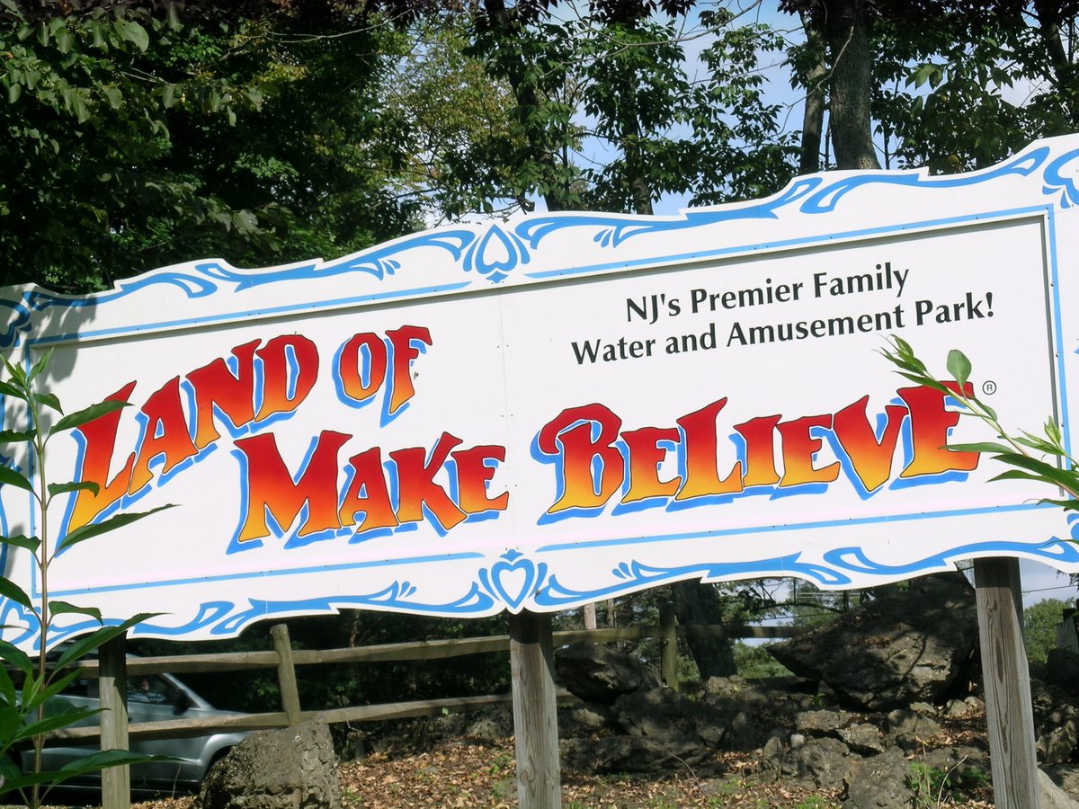 ShaunRowe78's tweet photo. #ScandalsInLandOfMakeBelieve
Chris Christie closed it to the public so he didn't have to wait in line to ride the rides. https://t.co/I2BuD9o9DG