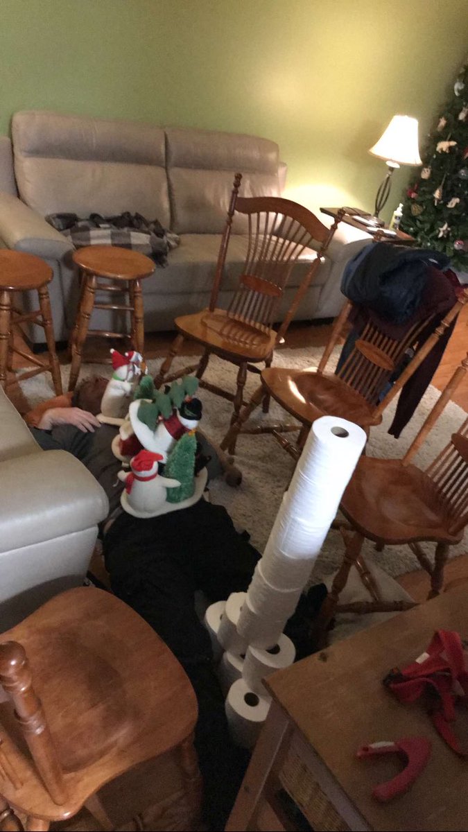 mikaila121's tweet photo. my dad came home wasted last night and after i went to bed my brother sent me these great pics https://t.co/eRmHsr0wym