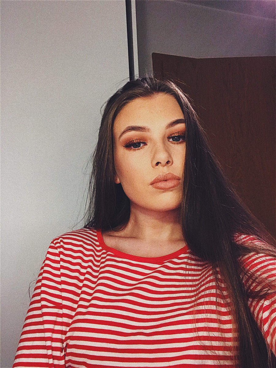 14 ára ég og 14 ára systir mín 😃😃