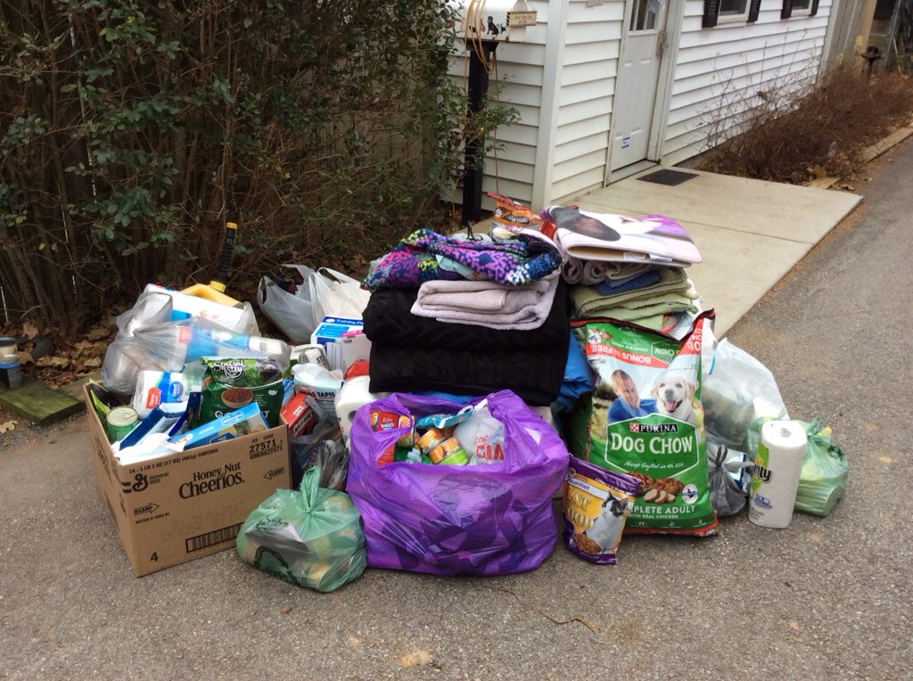CarrieSpurlock1's tweet photo. #STEWBIGGIVE  Donating pet food and supplies to th Animal Rescue in New Freedom, PA https://t.co/mutSLv06Ly