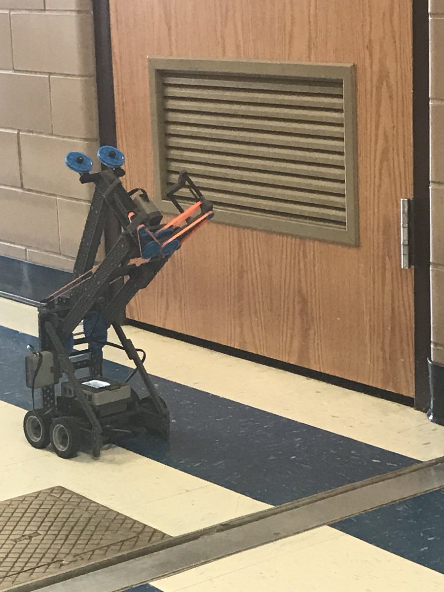 MrsMappesClass's tweet photo. Just a little robot practice in a Friday afternoon!! #TigerBots https://t.co/JGb9O0Adxs