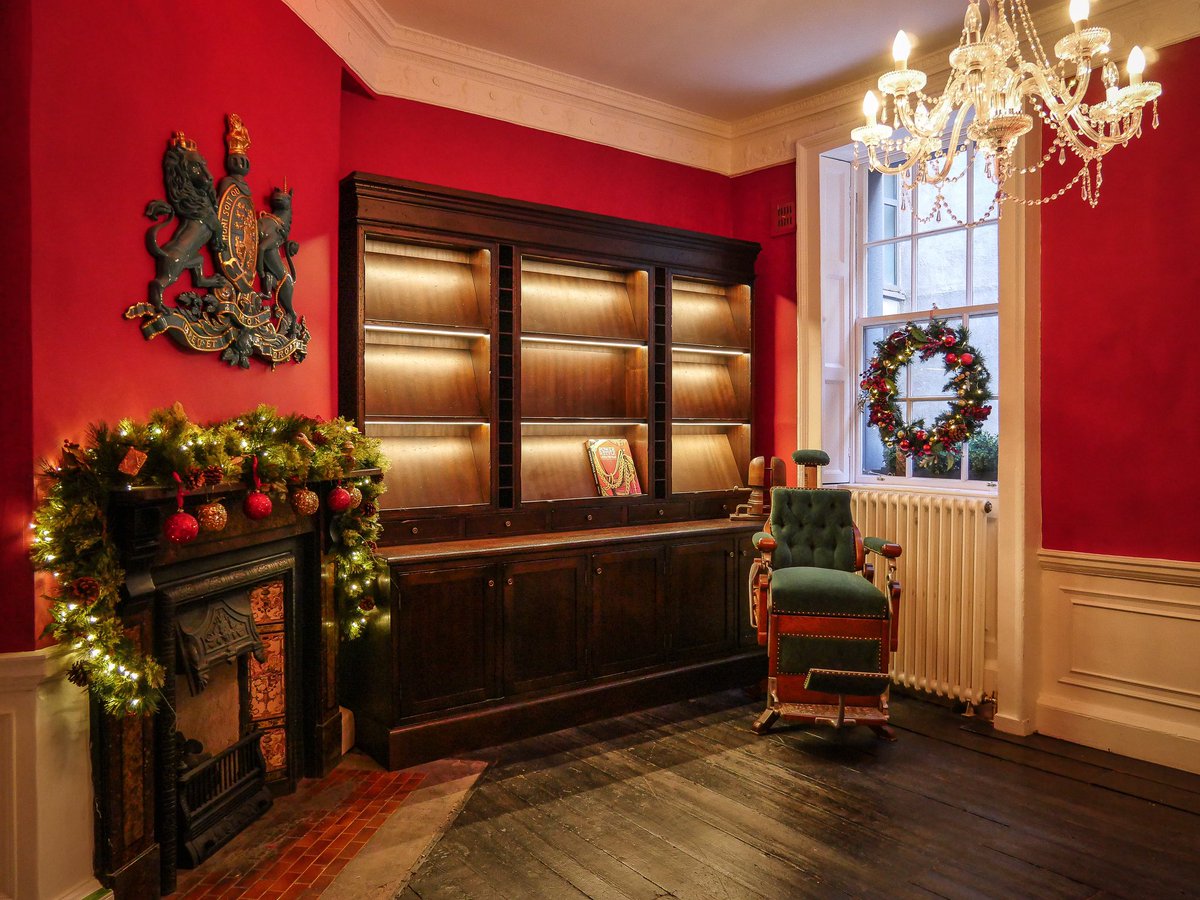 Readscutlers's tweet photo. The Red Room, looking wonderfully festive earlier today. https://t.co/OLbf9U9VR2