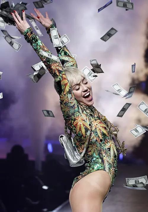 caamiills's tweet photo. my f๐ซking idol๐๐๐๐งกโค๏ธ๐ @MileyOfficial @MileyCyrus #MileyCyrus #night #miley #likemiley #likeforlike #like4like #motherfucker https://t.co/08r2Q9ecQT