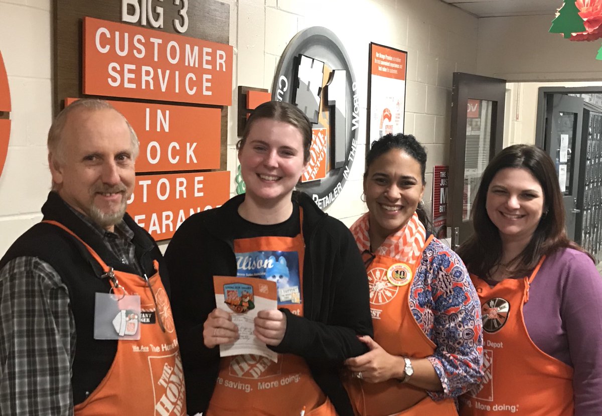 PburgHD0931's tweet image. Thank u Alison for driving the customer experience in the Gift Center.  We appreciate you❣️@jenromano77 thanks for spending the day with us. #blackfriday #shelfavailability @Sheila0216