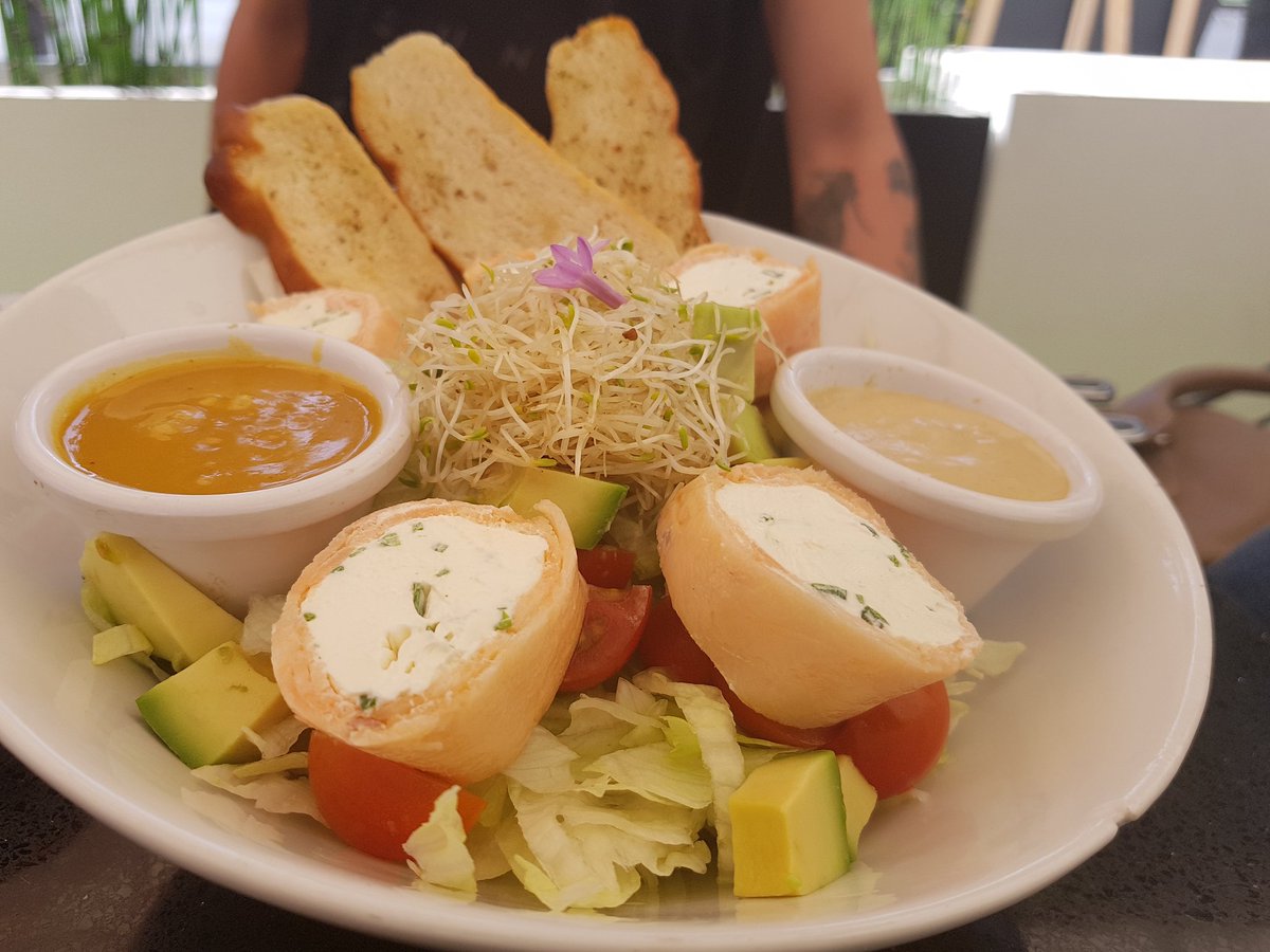Chilegast's tweet photo. Fuimos a probar la cocina y los #cócteles de #Sazonarte un nuevo local #churrasquería y #bar en #vitacura 9435 #stgo. #sandwiches #Ensaladas #ceviche #tartaro y los cócteles de autor del gran mixólogo Antonio Muñoz @fullbartender 🍹🍸🍒 https://t.co/yWrZxjd35C