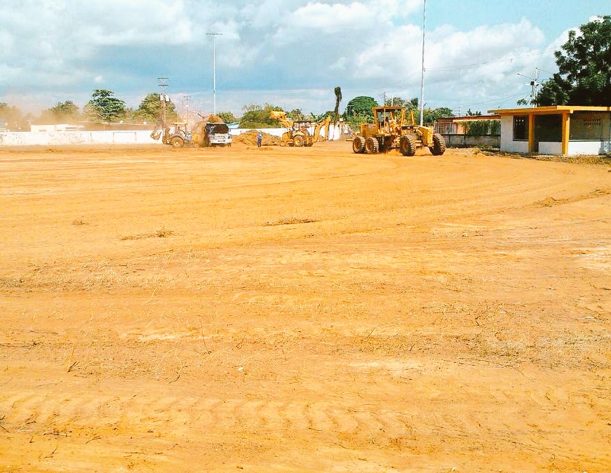 DIMLags's tweet photo. Comunidad sector la L y @LagunillasZulia unieron esfuerzos en operación  Limpieza del estadio Evencio Nava @MERVINMENDEZQ  #logrosconjuntos https://t.co/JbShcIpRK4
