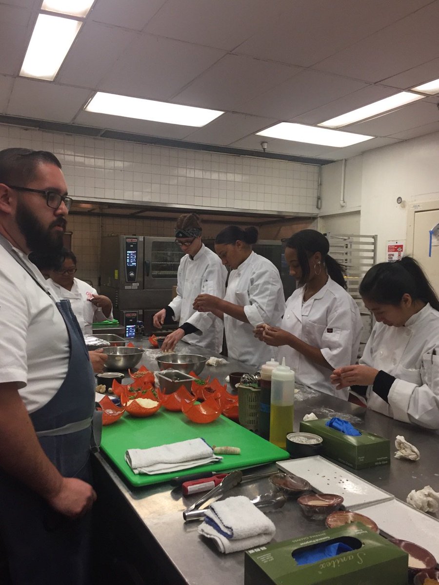 hyattregency_la's tweet photo. We're excited to be hosting an advanced culinary class from Narbonne High School in Harbor City as part of @ccapinc. Our own Chef de Cuisine Jonathan Solis is a @CCAPLosAngeles graduate! #UnquestionablyUnairport #unitylaAtHyatt https://t.co/T4wwJeueFx