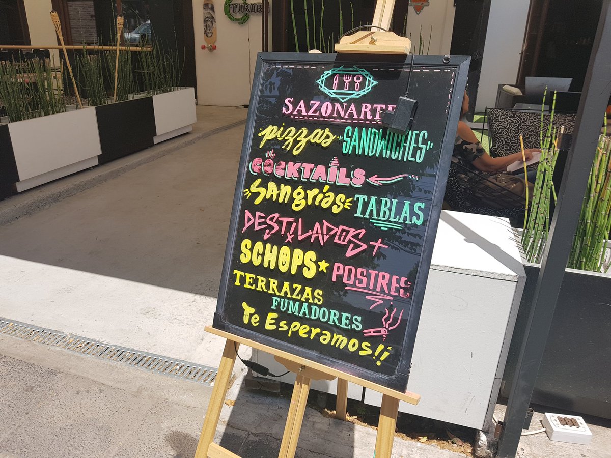 Chilegast's tweet photo. Cóctelería de autor 🍸🍹 en #Sazonarte 👐 #Vitacura 9435 #stgo. Delicioso el #cóctel de la casa 😍 Macerado de pepino y frambuesa, vodka, jugo de uva más el secreto👐 Creación del gran #mixólogo Antonio Muñoz 😎 #Mixología #ChileGastronomía https://t.co/nNNYrkJiwL