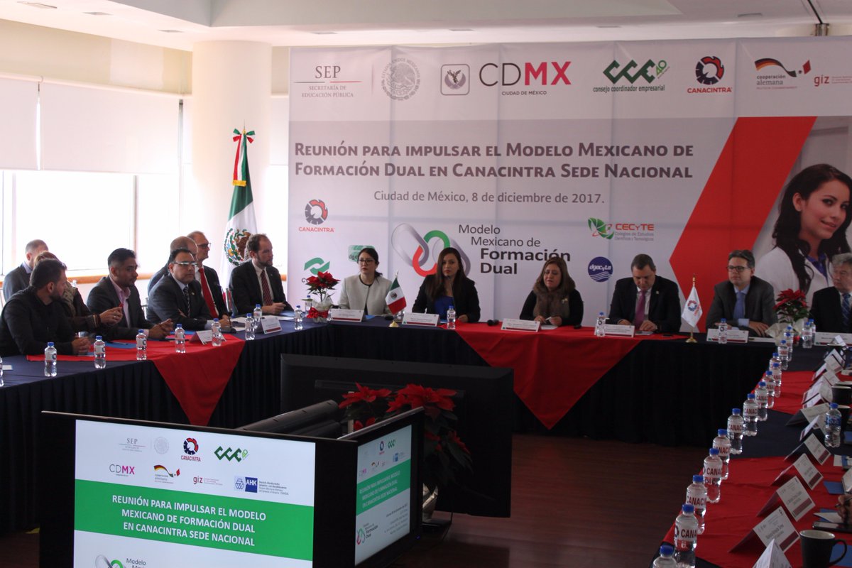 CANACINTRAMex's tweet photo. Reunión para impulsar el modelo mexicano de formación dual en Sede Nacional. #MMFD vinculación de la teoría y la práctica para los jóvenes. #UnidadParaTransformar @SEP_mx @GobCDMX @CONALEP_Mex @ccecyte @eguillen_m @enoch_cfz @rosspizarro https://t.co/vefD2KmiBq