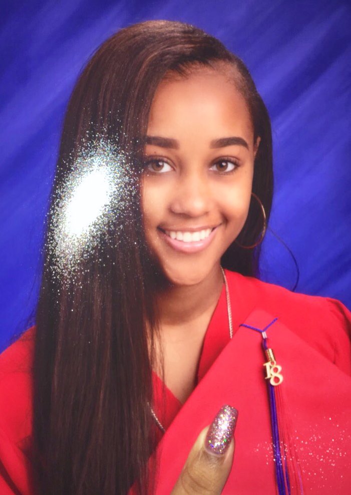 cookiecrumbl_'s tweet photo. i am SO proud of myself 👩🏽‍🎓❤️ #May10 #SeniorFriday https://t.co/FsnUViVvuc