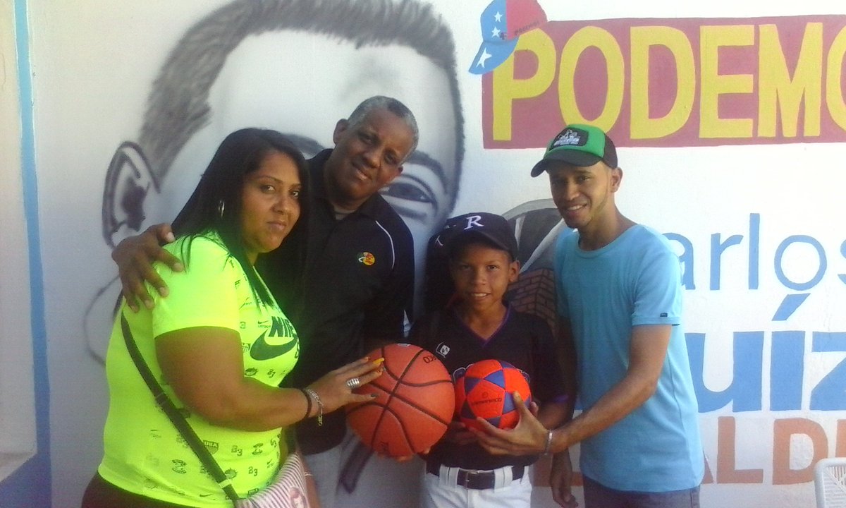 PorTiGuarenas's tweet photo. #CarlosRuiz candidato a la Alcaldia de Plaza, dono balones deportivos a la señora Yolimar Aponte junto a su hijo,sector Esequiel Zamora de la carretera vieja Donativo recibido a través de la mano de José Castro Vice-presidente de Podemos #CarlosRuizAlcalde https://t.co/TIeJSneoUs