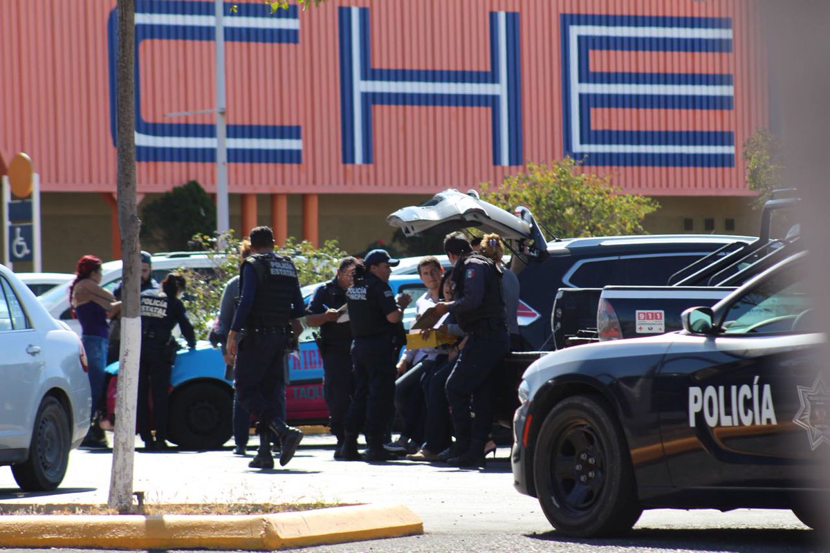 merida7776's tweet photo. Otro! Robo a cuentahabiente, le arrebataron el bolso (100 mil pesos) en el área de estacionamiento de Chedraui Centro sur,no hay detenidos pero sí datos del vehículo donde huyeron #Querétaro #RobandoParejo #CiudadSegura https://t.co/0bmhxQolYQ