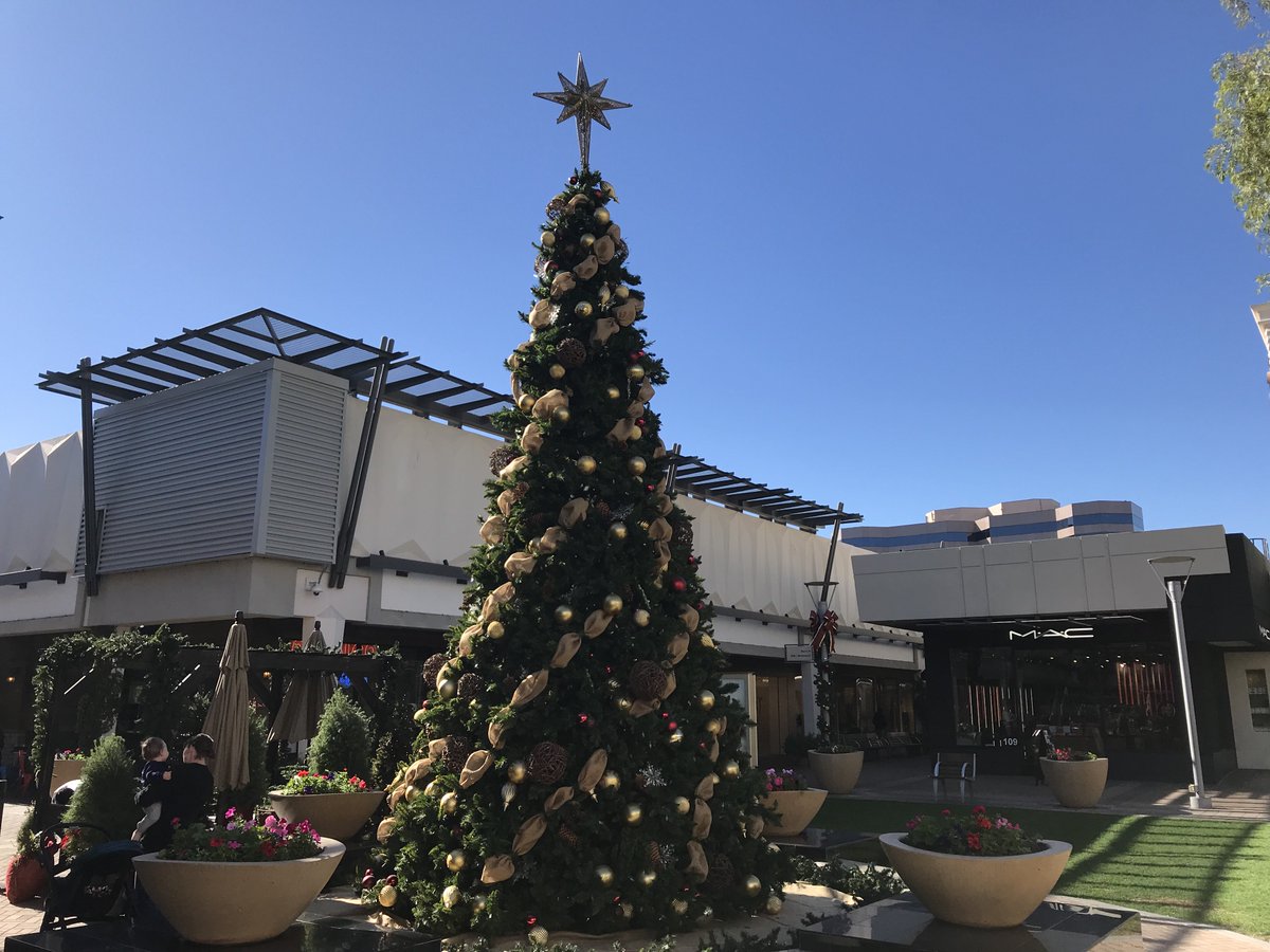 CityofPhoenixAZ's tweet photo. Enjoy the beautiful #weather in #phx and #shop at one of our many outdoor malls. #ShopPHX and #Happy Holidays from the city of #PHX. @PHXEconDev https://t.co/rvpABJ91e6