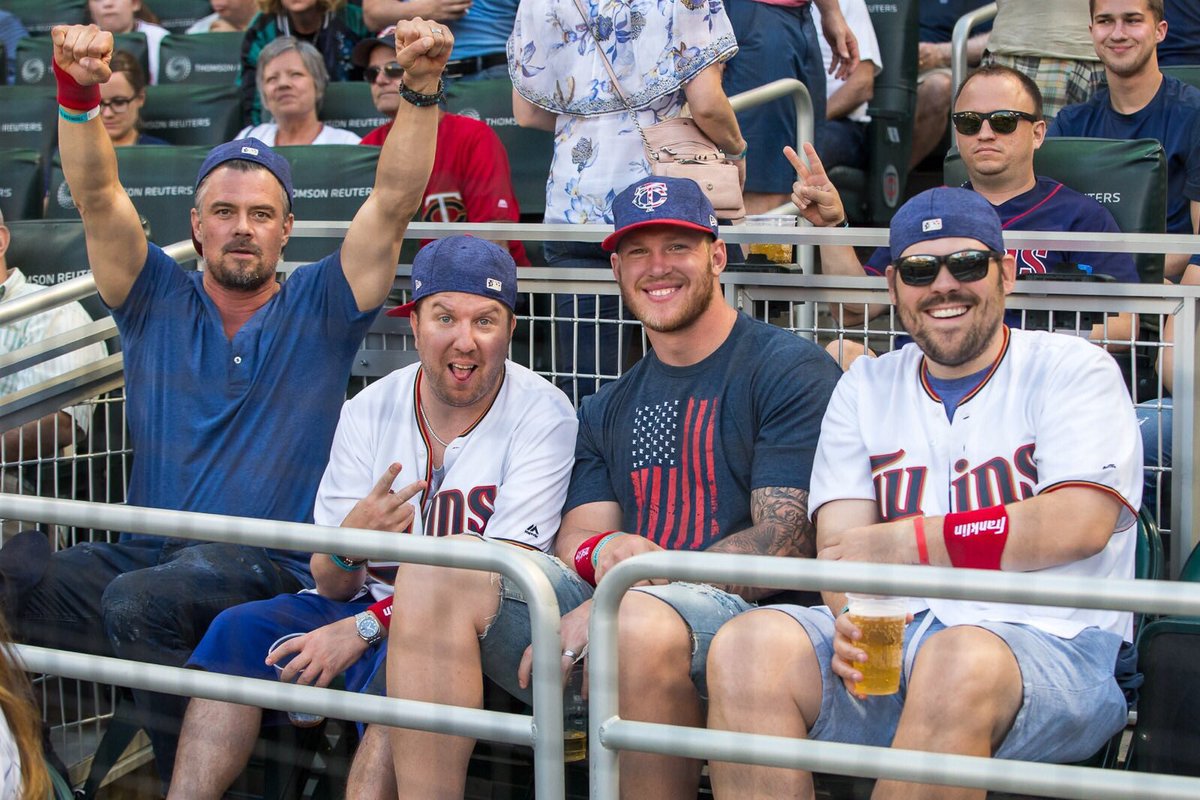 MeatSauce1's tweet image. Make sure to #probowlvote for my bestie @KyleRudolph82 he’s a #meatswardsday lifer. He’s the one between @NickSwardson and I in the forward hat.