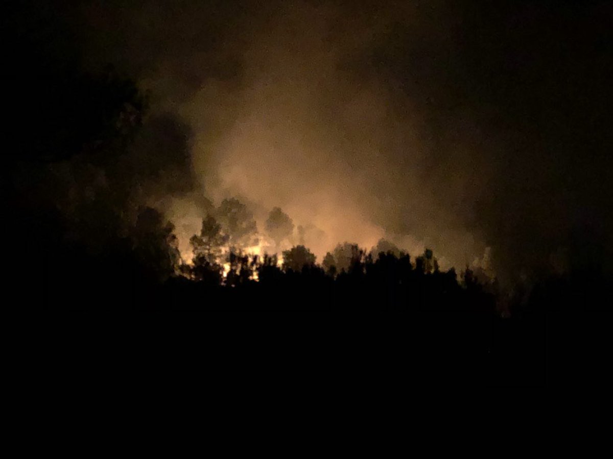 Duras las condiciones de extinción esta noche en el #IFValderrobres (Te) para los #AgentesProtecciónNaturaleza #APN <a href="/GobAragon/">Gobierno de Aragón</a>, #BomberosForestales #SARGA, #bomberos <a href="/dpteruel/">Diputación de Teruel - DPT</a>, <a href="/bomberscat/">Bombers</a>, <a href="/UMEgob/">UME</a> y resto del operativo de extinción. ¡Mucho ánimo y mucha precaución!