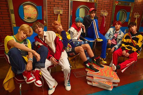 musiqtone's tweet photo. In the web tally:  @taylorswift13 &amp; @GraceVanderWaal remain 1-2; @BTS_twt  climbs a spot to no. 3 with #MICDropRemix!  @HaileeSteinfeld &amp; @Alesso ft. @FLAGALine &amp; @thisiswatt drop a spot to no. 4 with #letmegomusicvideo! https://t.co/z4I8WVZcdX